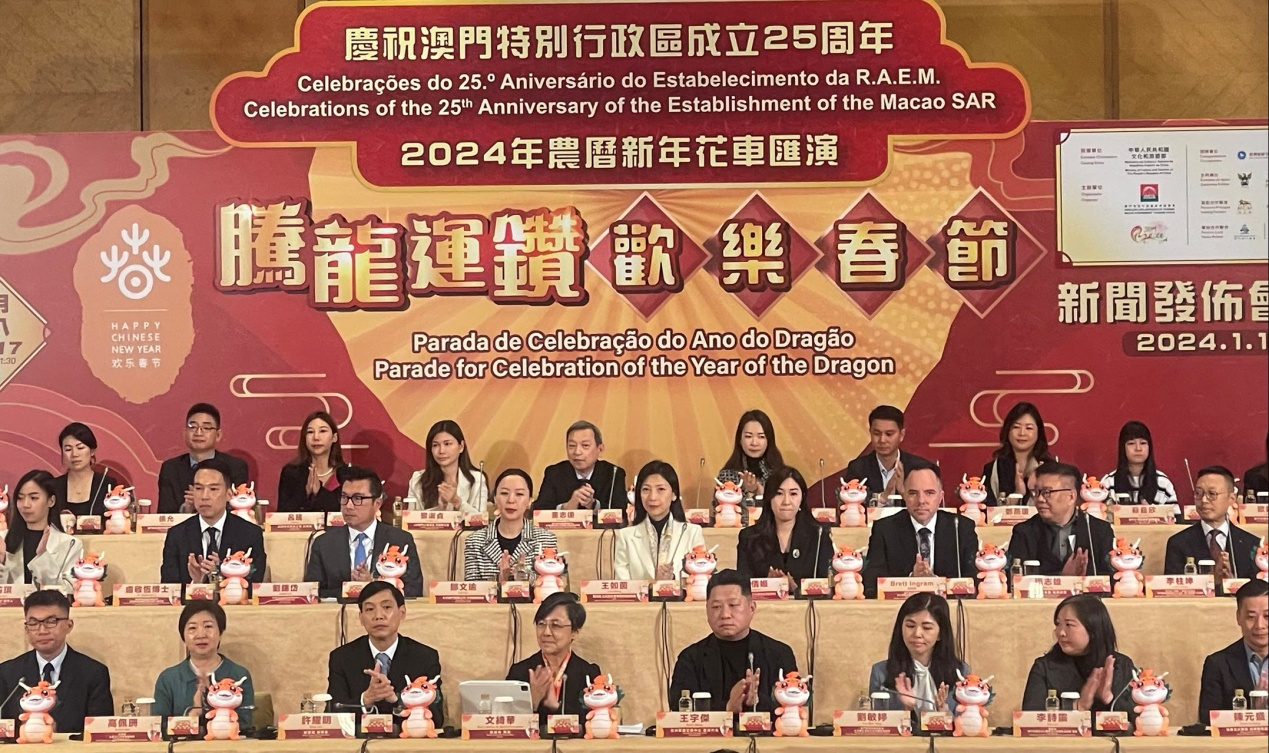2036年，澳门资讯新纪元—探索免费彩色资料的新篇章（虚构文章）2023澳门资料大全免费彩色4999